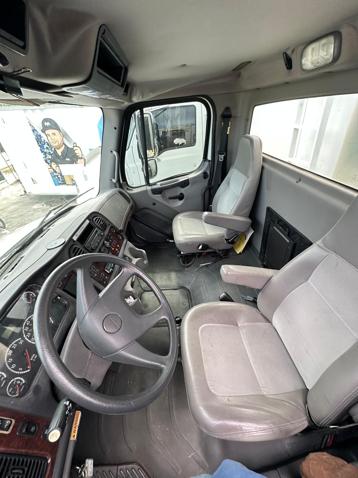 Used 2006 Freightliner Mobile Communications Truck with 60' Mast - Image 4