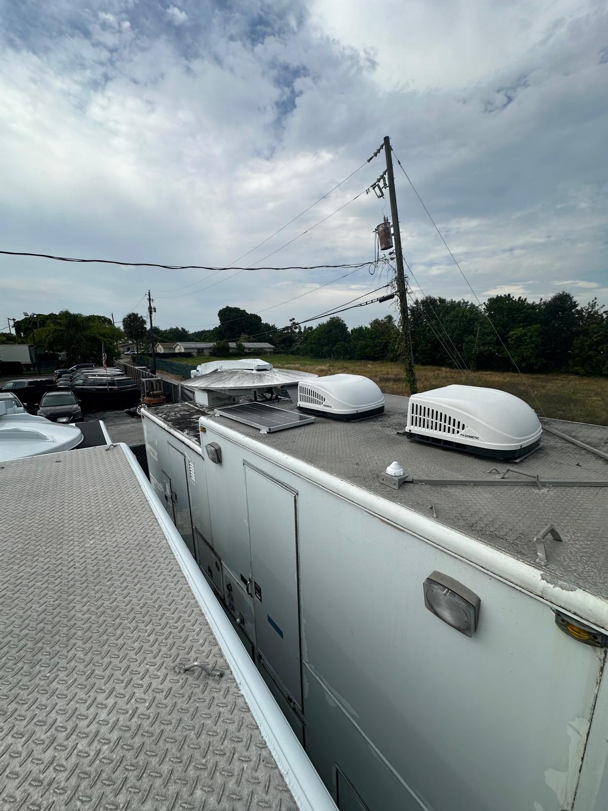 Used 2006 Freightliner Mobile Communications Truck with 60' Mast - Image 3